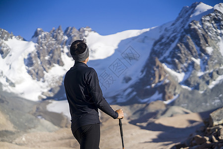 穿梭于雪山上的旅行者们正在漫步男性训练大本营自由远足者工具内衣男人旅行保暖图片