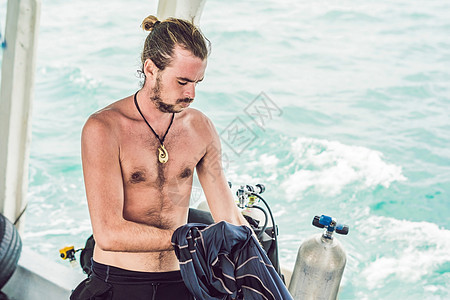 Diver准备在海上潜水的装备 并准备潜水设备气体活动金属假期海洋套装旅行爱好男人潜水员图片