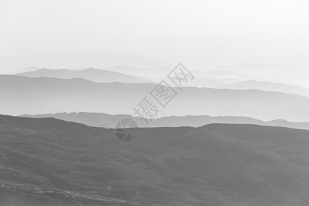 西西里 罗卡德克拉斯特山 上方的雾谷和天空图片