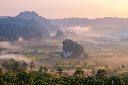 占地面积旅行有雾高清图片