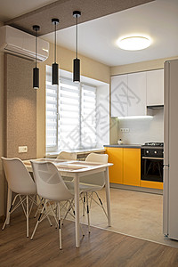 客厅内部的一部分配有衣柜和厨房公寓内部 厨房为黄色财产建筑学奢华椅子家具柜台装饰3d风格窗户图片