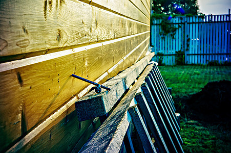 夏季未完成的农村木屋框架窗户国家住房木材小屋木头住宅木板蓝色图片