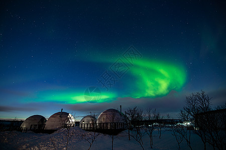 冰屋村上空寒冷的夜晚 北极光也被称为极光 北极光或极光 冬季景观神奇自然的美丽夜景照片气氛北极星圆顶背景冰屋星系魔法天文学绿灯苔图片