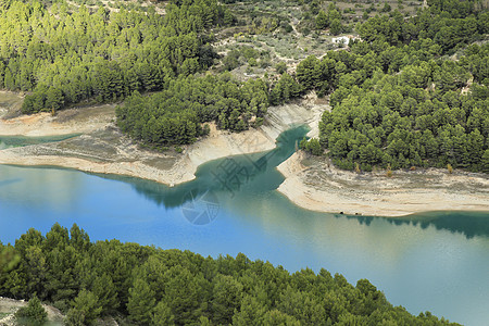 Guadalest村沼泽地 四周有植被和山丘山脉村庄波峰水库山沟岩石环境松树裙子顶峰图片