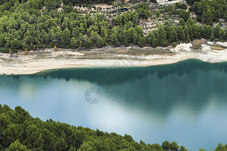 对瓜达莱斯特村多彩的沼泽地的反思山坡岩石生态蓝色环境猎物水库松树山沟地理图片