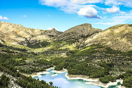 Guadalest村沼泽地 四周有植被和山丘森林村庄波峰农村岩石蓝色松树顶峰山沟山坡图片