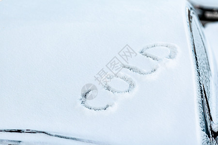 冷冻的车屏幕上写着寒冷这个词汽车玻璃降雪雪花蓝色挡风玻璃天气窗饰暴风雪季节图片