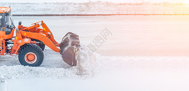 清扫和清理城市道路 以摆脱冬季的积雪司机清洁工服务拖拉机天气暴风雪橙子横幅打扫车辆图片