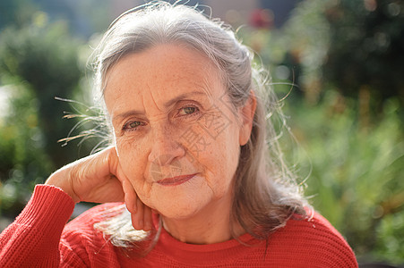 一个成年女人的肖像 灰色头发在阳光明媚的白天 在户外度过时间 快乐退休老年生活女性女士长老喜悦祖母微笑父母图片