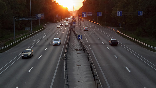 日落时分在高速公路上行驶的汽车 日落时的公路交通与汽车 高速公路上繁忙的交通 道路顶视图晴天景观路灯风景旅行城市阳光速度天线街道图片