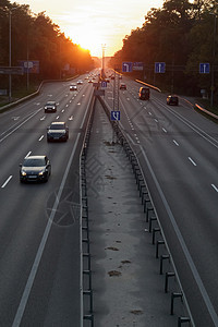 日落时分在高速公路上行驶的汽车 日落时的公路交通与汽车 高速公路上繁忙的交通 道路顶视图沥青太阳路灯街道风景运动城市阳光运输速度图片