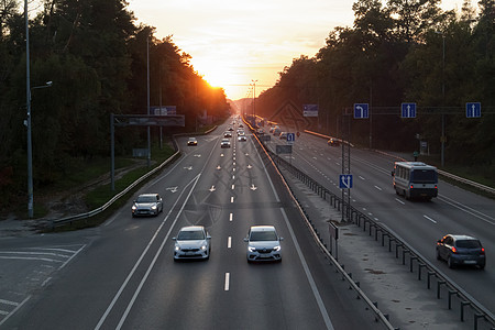 日落时分在高速公路上行驶的汽车 日落时的公路交通与汽车 高速公路上繁忙的交通 道路顶视图路灯城市天线驾驶阳光运动运输车辆沥青景观图片