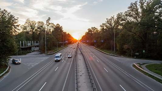 日落时分在高速公路上行驶的汽车 日落时的公路交通与汽车 高速公路上繁忙的交通 道路顶视图驾驶天线街道景观运动运输天空晴天风景越野图片