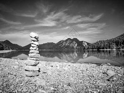 湖岸堆积的石块 平衡的石头堆风水体重花岗岩岩石池塘风景镜像卵石金字塔海洋图片