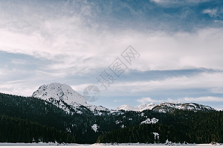 在黑山Durmitor国家公园的 Durmitor 黑湖山地背景下图片