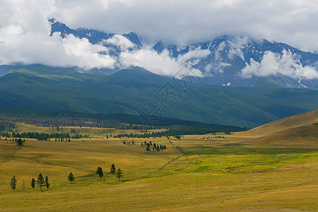 俄罗斯西伯利亚阿尔泰山脉夏季白雪覆盖的北丘亚山脉的风景植被顶峰天空爬坡山脉仓井森林全景岩石旅行图片