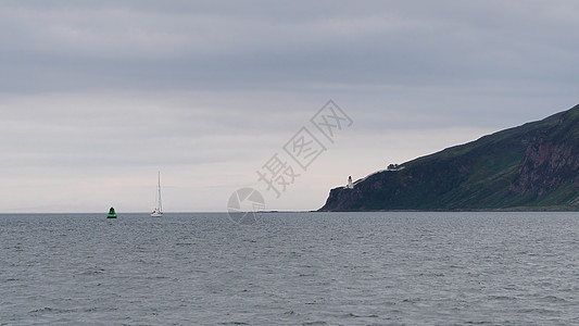一个游艇通过麦克阿瑟斯 赫布里迪斯伊斯莱之音的灯塔图片