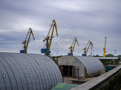 Vyborg海港 起重机 将煤卸入马车货运送货活力贮存天空运输加载港口机械货车图片