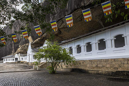 斯里兰卡 达姆布拉洞穴寺 外观全景和旗帜遗产旅行宗教寺庙地方纪念碑岩石历史性地标目的地图片