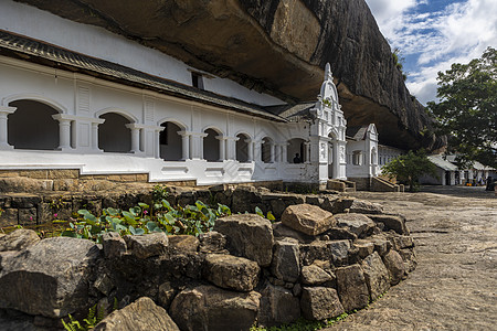 斯里兰卡 Dambulla洞穴寺 外面的全景 在晴朗的一天与蓝天背景图片