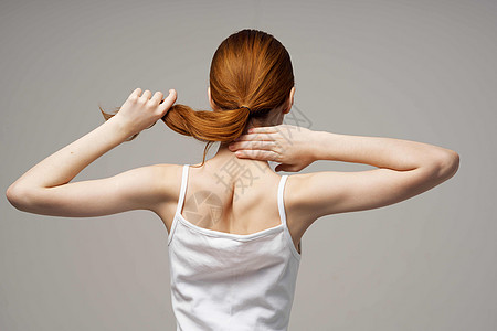 肩膀患有慢性关节炎和慢性病工作室治疗的白T恤妇女颈部关节炎疼痛伤害疾病按摩成人身体女性压力女孩痛苦药品背景