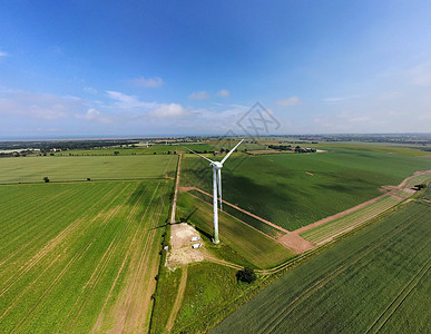 风力涡轮机特写在绿地的空中无人驾驶飞机照片图片