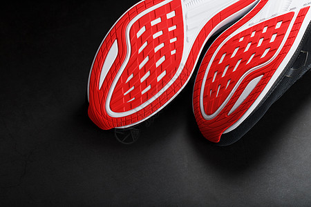 红色跑步运动鞋底板的缝合 红色跑生活方式网球训练竞赛培训师皮革阳光男性城市生活健身房图片