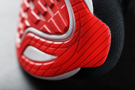 红色跑步运动鞋底板的缝合 红色跑棒球衣服城市生活竞赛阳光培训师锻炼女性活力皮革图片