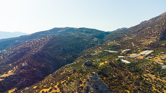 希腊 克里特 布满橄榄树和小山村的地貌蓝色风景岩石季节旅行农村天空村庄环境山脉图片