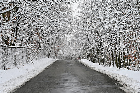 在冬季用雪和冰块修补劣质沥青路 在恶劣的冬季天气中运输和旅行的概念 12月31日危险高清图片素材