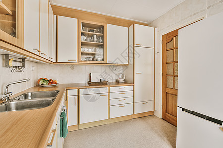 设计完善的厨房火炉财产台面烤箱公寓柜台房间炊具日光桌子图片