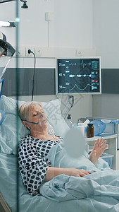 在床上感染冠状腺病毒的女医生咨询封锁重症疾病女士职员暴发危险品男人情况管子图片