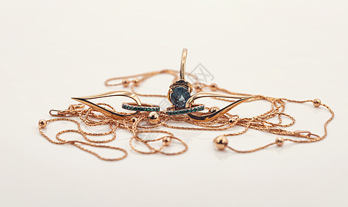 精美的金耳环 以一滴绿宝石般形状的金耳环 被一条薄金项链包围着绿色石头珠宝奢华钻石配饰水晶金属女性礼物图片