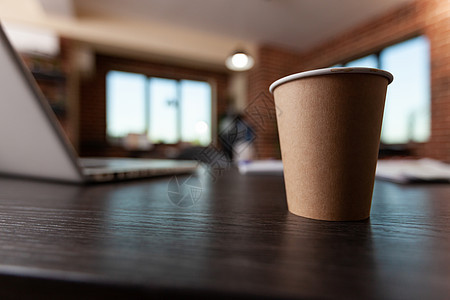 木制桌上塑料咖啡杯贴上图片