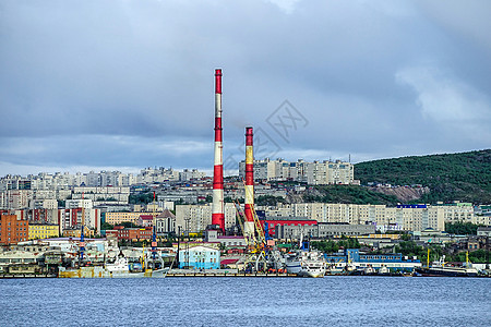 俄罗斯科拉湾附近的摩尔曼斯克城市景观图片