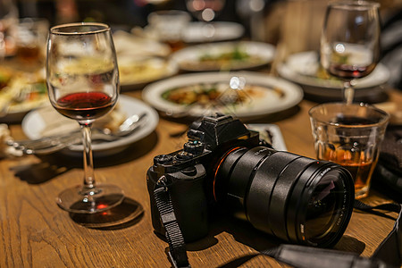 相机和葡萄酒杯图片
