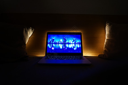 个人电脑和间接照明枕头房子商业住宅配饰桌子房间卧室软垫键盘图片
