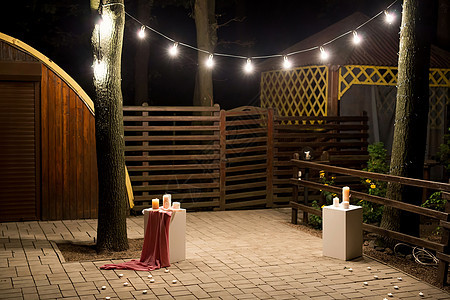 花园里有个木制的夜总会 有灯光和蜡烛 晚上在婚礼上图片