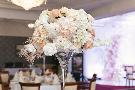 豪华婚礼宴会的餐桌布置 桌子上美丽的花朵装饰奢华桌布花瓶服务环境花束食物玻璃用餐图片