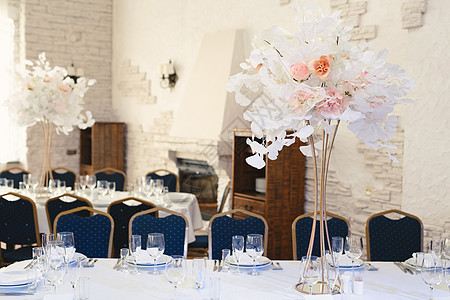 豪华婚礼宴会的餐桌布置 桌子上美丽的花朵服务花束接待装饰食物桌布银器玻璃派对环境图片