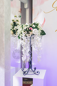 豪华婚礼宴会的餐桌布置 桌子上美丽的花朵服务花束接待桌布餐厅食物风格环境盘子装饰图片