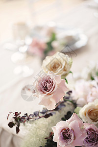 盛满多彩的婚礼花束 在餐厅餐桌上玫瑰椅子餐巾环境婚姻奢华桌布桌子玻璃银器图片