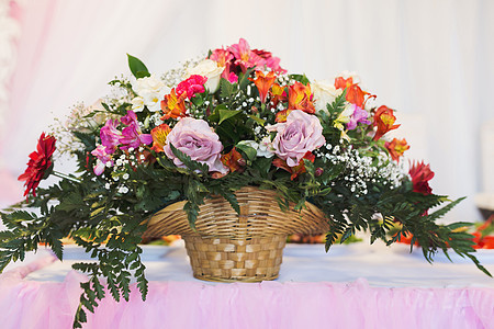 盛满多彩的婚礼花束 在餐厅餐桌上玫瑰用餐服务食物桌子庆典派对椅子装饰刀具图片