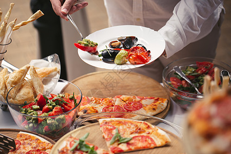 自助自助自助餐厅的自助服务 各种比萨和沙拉蔬菜宴会乡村烹饪美食香肠木头脆皮自助餐盘子图片