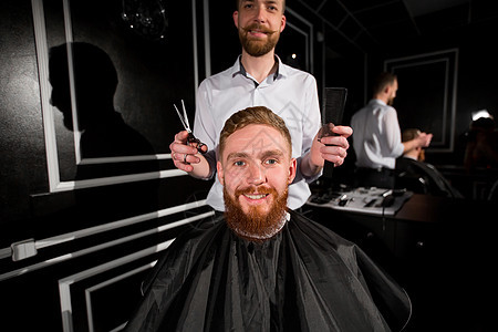 理发师用剪刀和金属梳子做发型 在理发店修剪头发和胡子顾客潮人客户理发职业男性胡须发型师沙龙商业图片