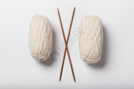 白色背景上孤立的白底编织带线条的毛线柔软度制衣爱好针线活纠纷筒管细绳手工精纺纺织品图片