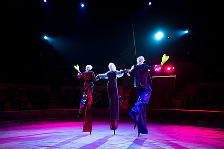 马戏团里的杂耍家 戴高跟鞋的小丑体操空气女士魔术师绳索艺术家运动员剧院竞技场乐趣图片