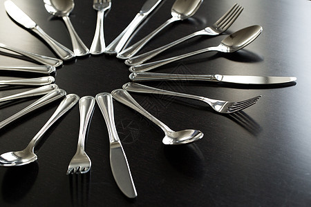 黑背景的餐具 叉子 勺子 刀子环境食物用餐银器金属桌子白色黑色框架午餐图片