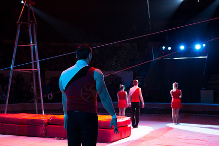 马戏团圆顶下 杂技演员的精彩表演高跷平衡男人魔术师生活女性娱乐艺术剧院身体图片