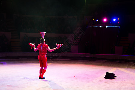 杂技演员在马戏团表演困难的把戏身体竞技场女士男人空中飞人女性艺术平衡灵活性戏法者图片